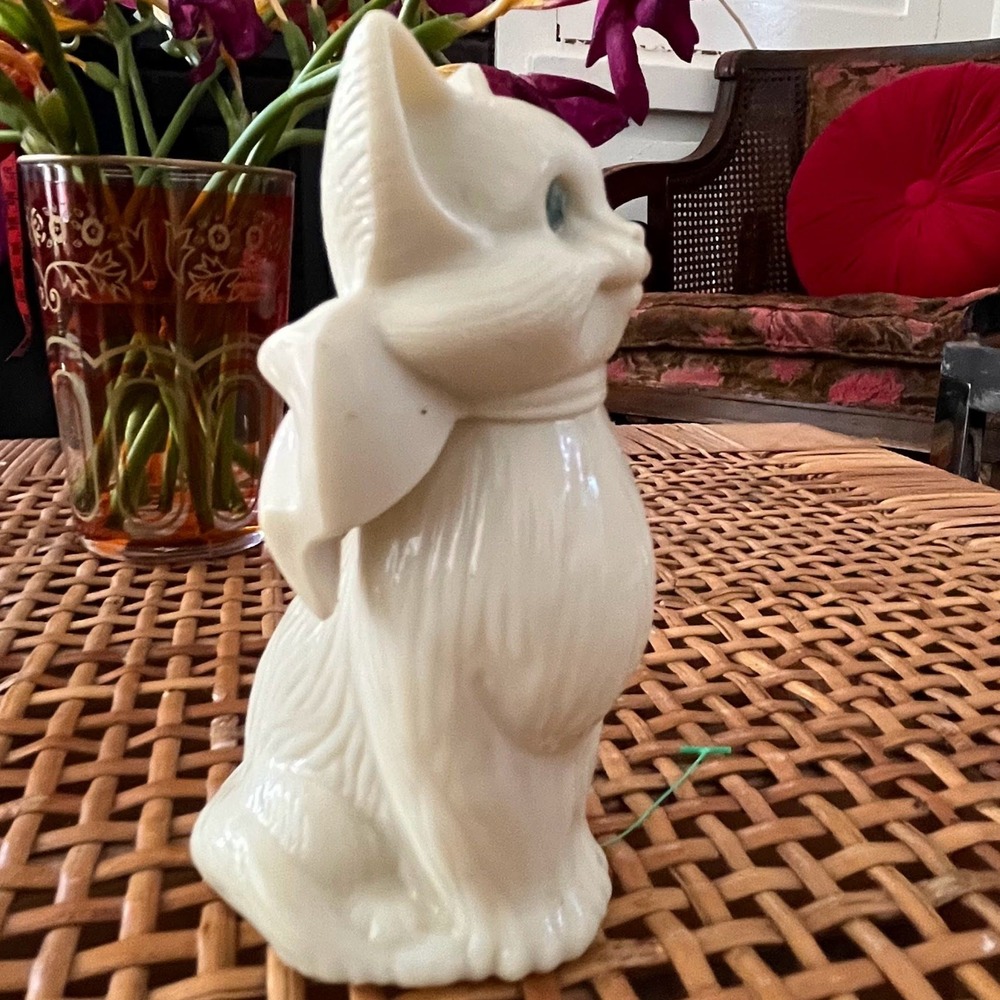 Vintage Avon White Milk Glass Blue Rhinestone Cat Perfume bottle - Picture 4 of 6